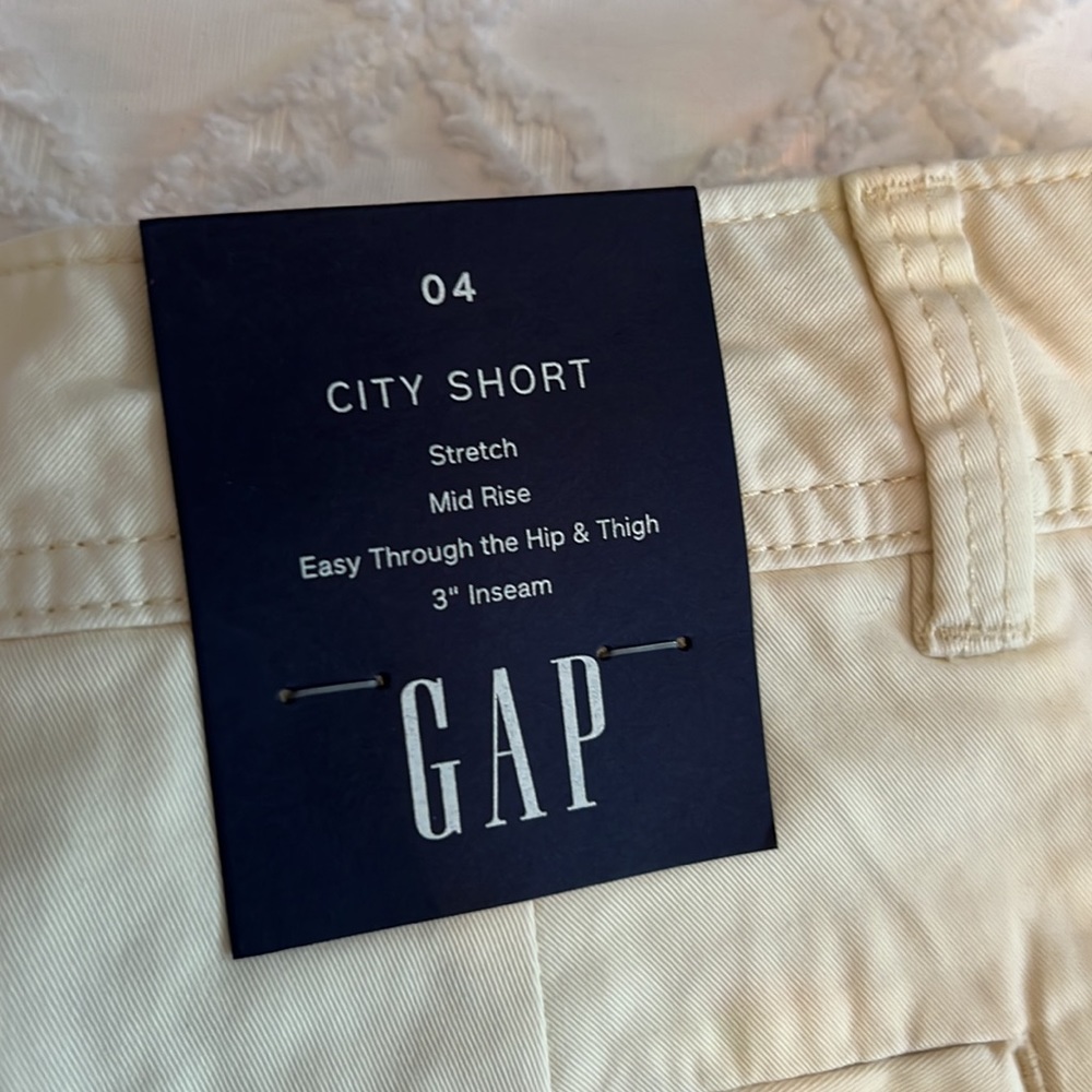 GAP City Short - Picture 3 of 3